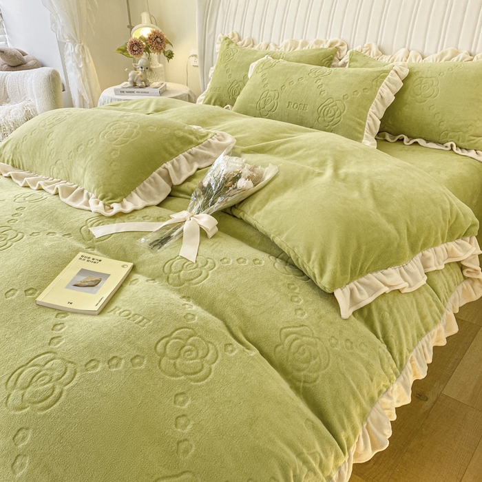 91家纺网 家纺一手货源 找家纺 艾佳 2025新款高克重超柔牛奶绒婴儿绒雕花烂花四件套-山茶花系列 山茶花-韩版奶油绿