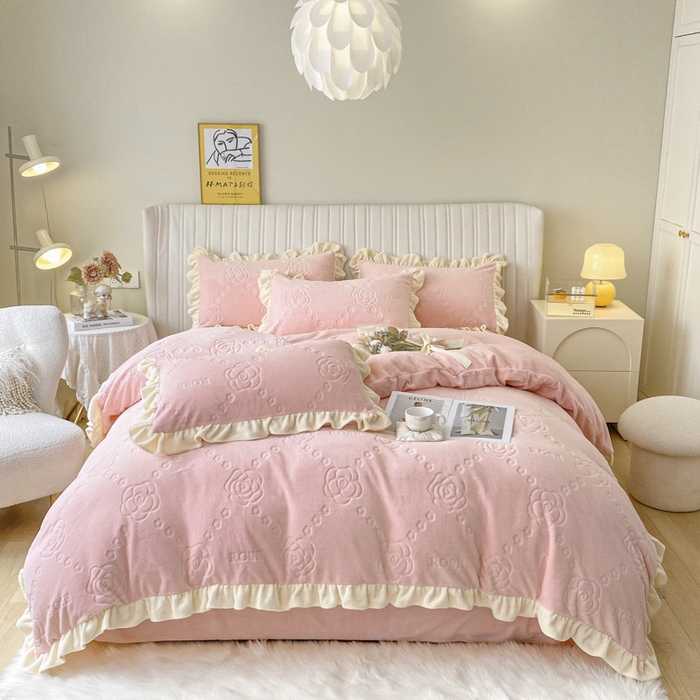 91家纺网 家纺一手货源 找家纺 艾佳 2025新款高克重超柔牛奶绒婴儿绒雕花烂花四件套-山茶花系列 山茶花-韩版蜜桃粉