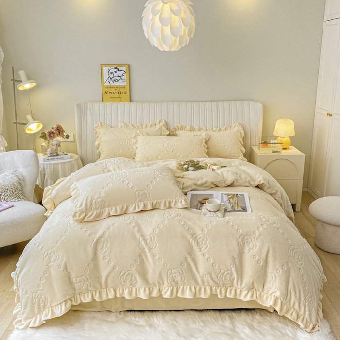 91家纺网 家纺一手货源 找家纺 艾佳 2025新款高克重超柔牛奶绒婴儿绒雕花烂花四件套-山茶花系列 山茶花-韩版奶酪白