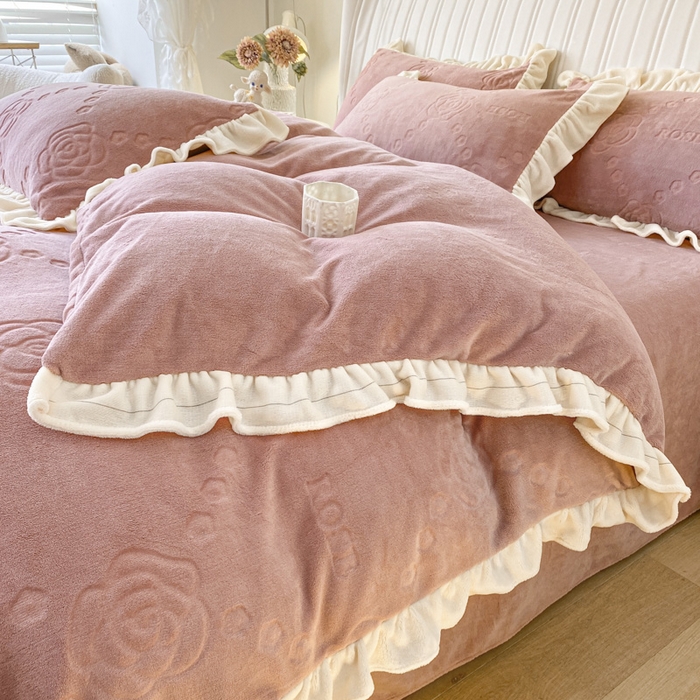 91家纺网 家纺一手货源 找家纺 艾佳 2025新款高克重超柔牛奶绒婴儿绒雕花烂花四件套-山茶花系列 山茶花-韩版豆藕粉