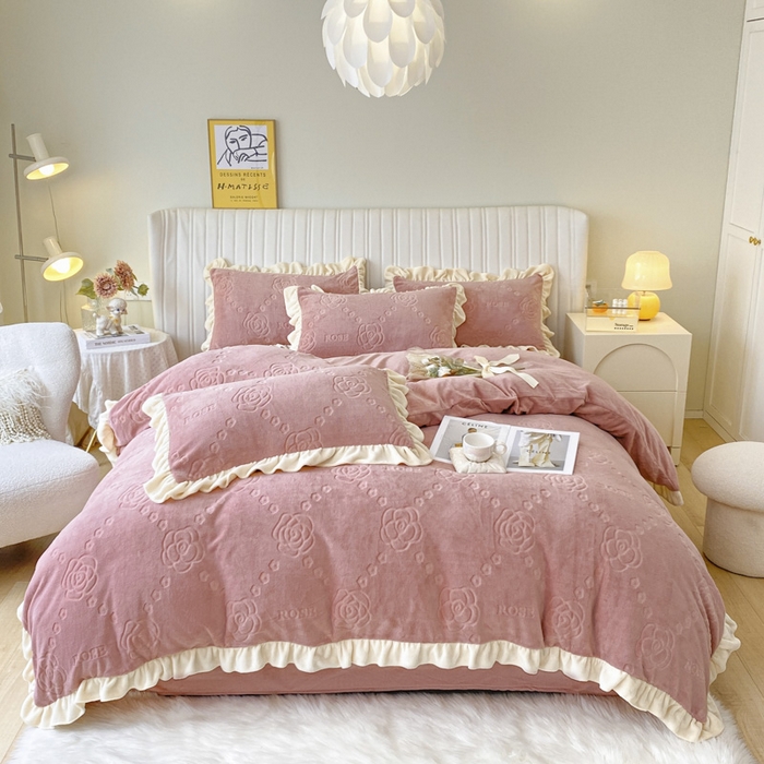 91家纺网 家纺一手货源 找家纺 艾佳 2025新款高克重超柔牛奶绒婴儿绒雕花烂花四件套-山茶花系列 山茶花-韩版豆藕粉