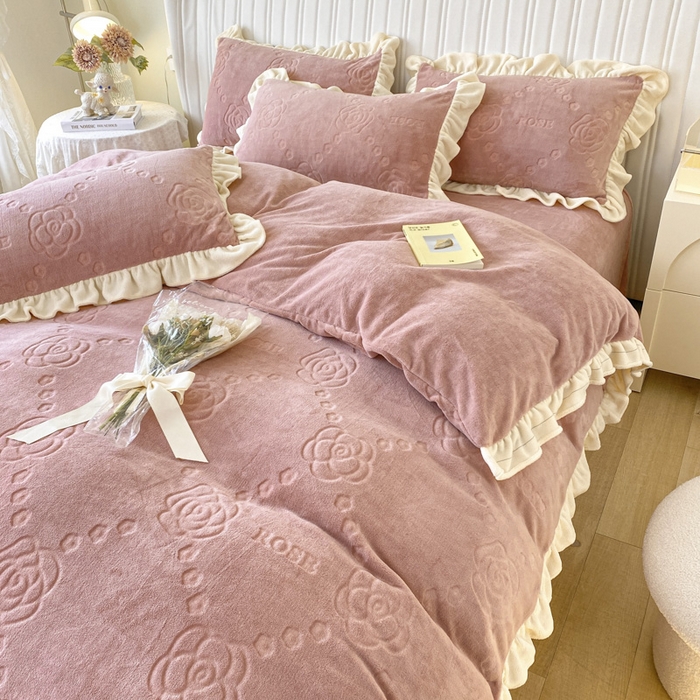 91家纺网 家纺一手货源 找家纺 艾佳 2025新款高克重超柔牛奶绒婴儿绒雕花烂花四件套-山茶花系列 山茶花-韩版豆藕粉