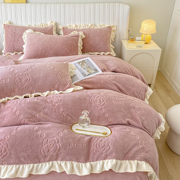 91家纺网 家纺一手货源 找家纺 艾佳 2025新款高克重超柔牛奶绒婴儿绒雕花烂花四件套-山茶花系列 山茶花-韩版豆藕粉