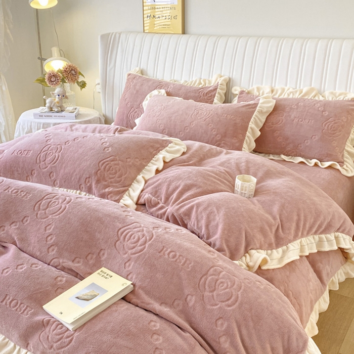 91家纺网 家纺一手货源 找家纺 艾佳 2025新款高克重超柔牛奶绒婴儿绒雕花烂花四件套-山茶花系列 山茶花-韩版豆藕粉