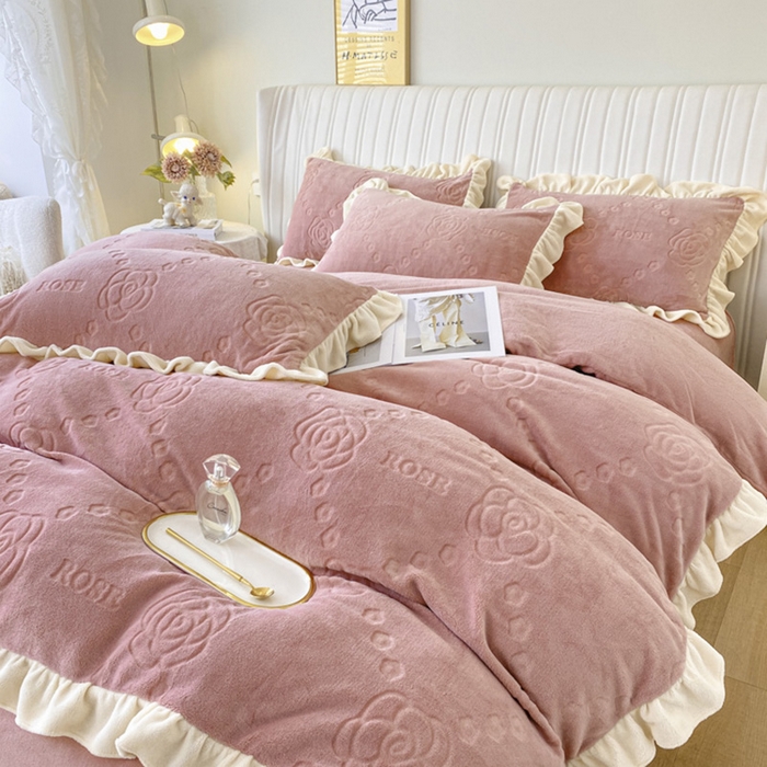 91家纺网 家纺一手货源 找家纺 艾佳 2025新款高克重超柔牛奶绒婴儿绒雕花烂花四件套-山茶花系列 山茶花-韩版豆藕粉