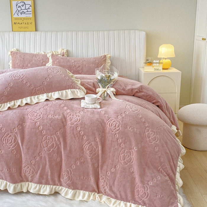 91家纺网 家纺一手货源 找家纺 艾佳 2025新款高克重超柔牛奶绒婴儿绒雕花烂花四件套-山茶花系列 山茶花-韩版豆藕粉