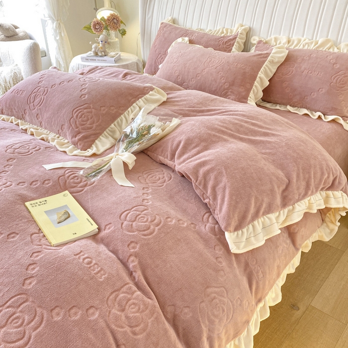 91家纺网 家纺一手货源 找家纺 艾佳 2025新款高克重超柔牛奶绒婴儿绒雕花烂花四件套-山茶花系列 山茶花-韩版豆藕粉