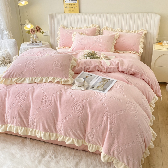 91家纺网 家纺一手货源 找家纺 艾佳 2025新款高克重超柔牛奶绒婴儿绒雕花烂花四件套-山茶花系列 山茶花-韩版蜜桃粉