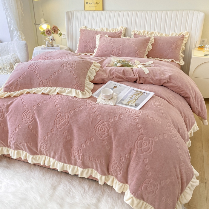 91家纺网 家纺一手货源 找家纺 艾佳 2025新款高克重超柔牛奶绒婴儿绒雕花烂花四件套-山茶花系列 山茶花-韩版豆藕粉