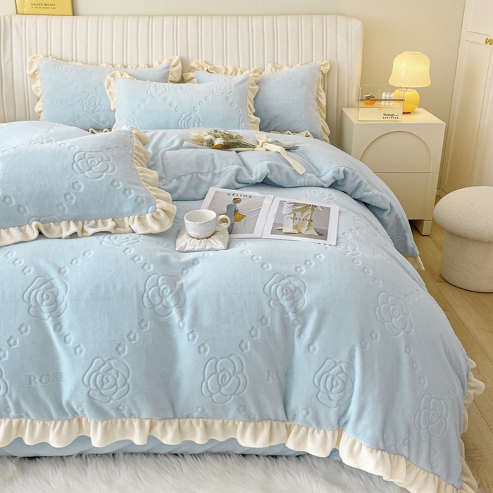 91家纺网 家纺一手货源 找家纺 艾佳 2025新款高克重超柔牛奶绒婴儿绒雕花烂花四件套-山茶花系列 山茶花-韩版梦幻蓝