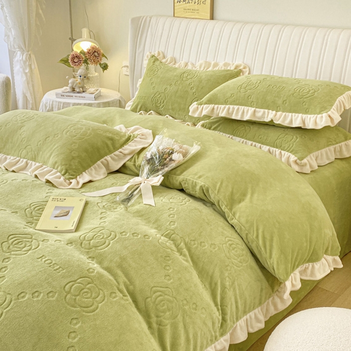 91家纺网 家纺一手货源 找家纺 艾佳 2025新款高克重超柔牛奶绒婴儿绒雕花烂花四件套-山茶花系列 山茶花-韩版奶油绿