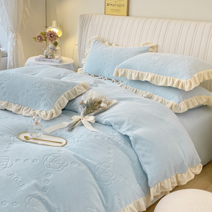 91家纺网 家纺一手货源 找家纺 艾佳 2025新款高克重超柔牛奶绒婴儿绒雕花烂花四件套-山茶花系列 山茶花-韩版梦幻蓝