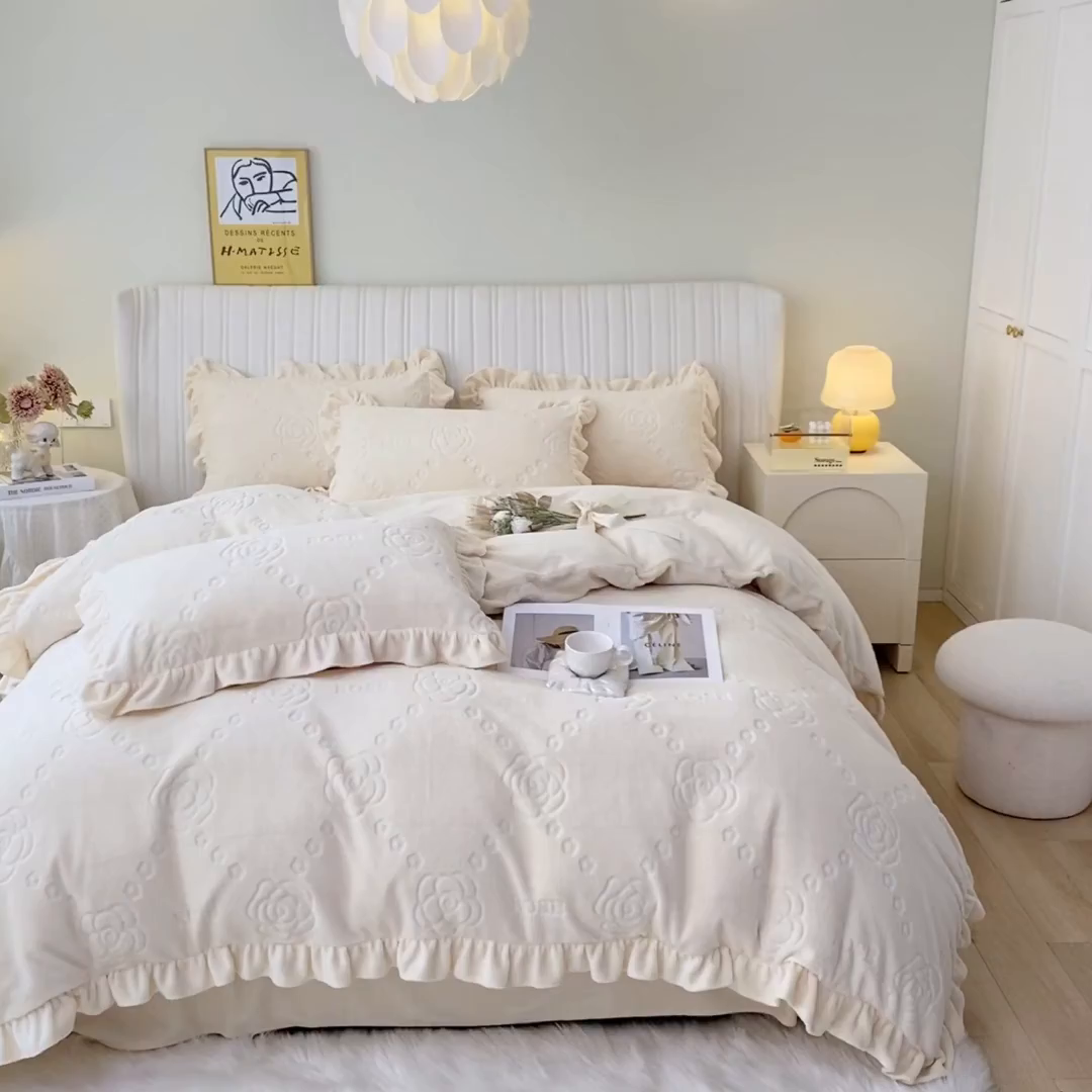 91家纺网 家纺一手货源 找家纺 艾佳 2025新款高克重超柔牛奶绒婴儿绒雕花烂花四件套-山茶花系列 山茶花-韩版奶酪白