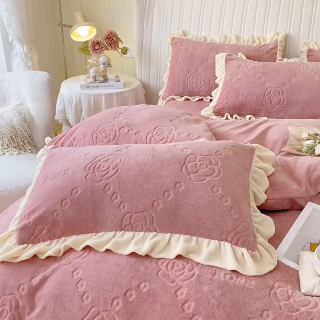 91家纺网 家纺一手货源 找家纺 艾佳 2025新款高克重超柔牛奶绒婴儿绒雕花烂花四件套-山茶花系列 山茶花-韩版蜜桃粉