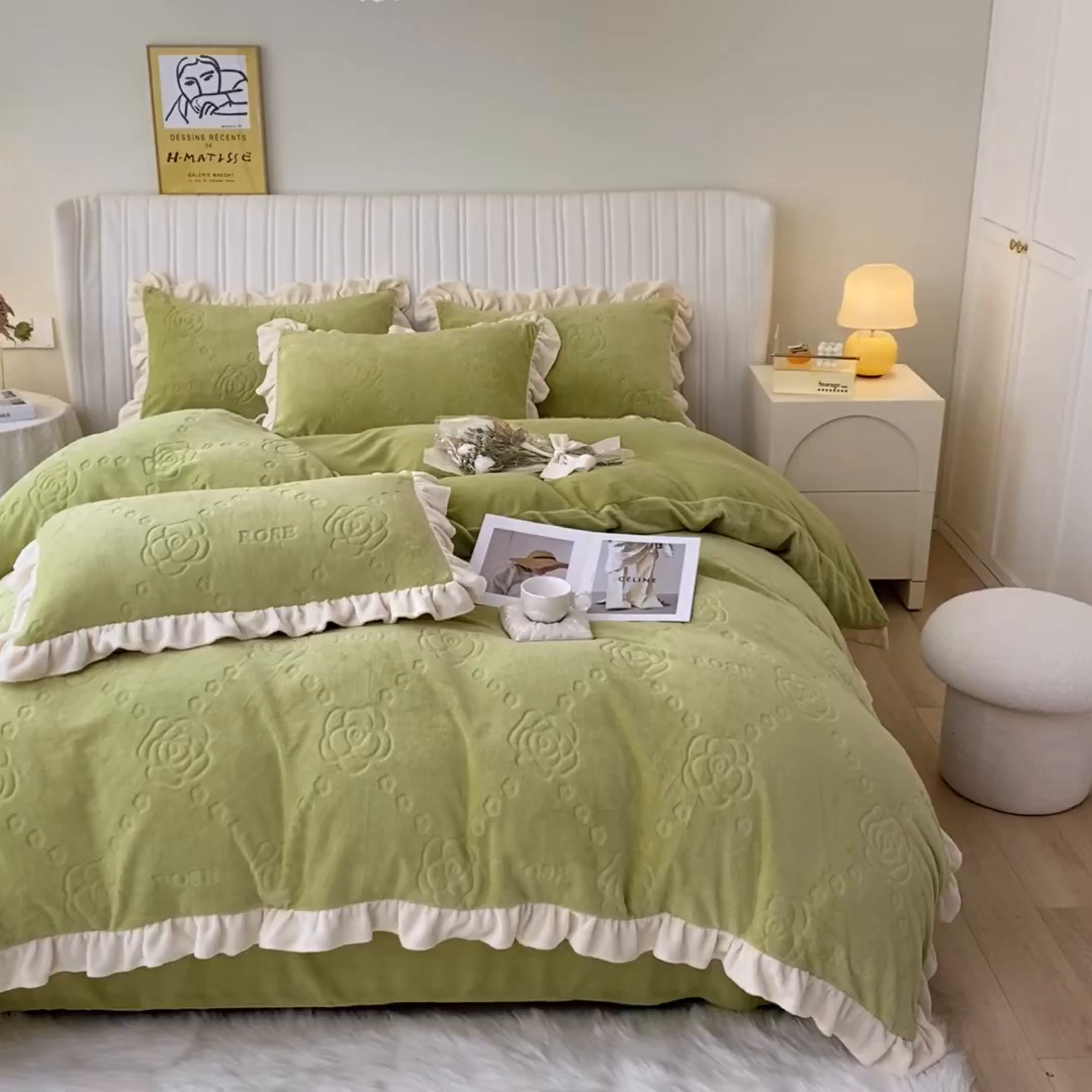 91家纺网 家纺一手货源 找家纺 艾佳 2025新款高克重超柔牛奶绒婴儿绒雕花烂花四件套-山茶花系列 山茶花-韩版奶油绿