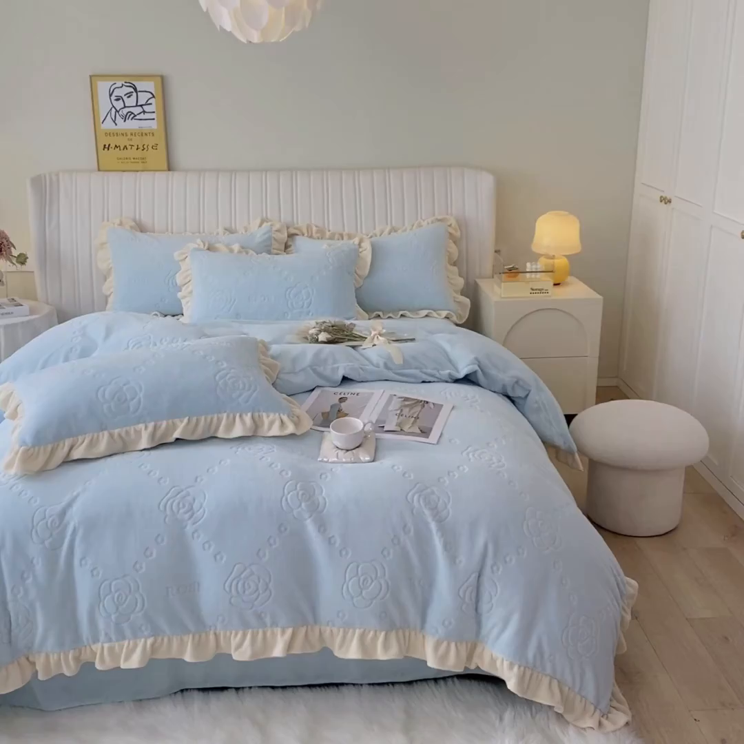 91家纺网 家纺一手货源 找家纺 艾佳 2025新款高克重超柔牛奶绒婴儿绒雕花烂花四件套-山茶花系列 山茶花-韩版梦幻蓝