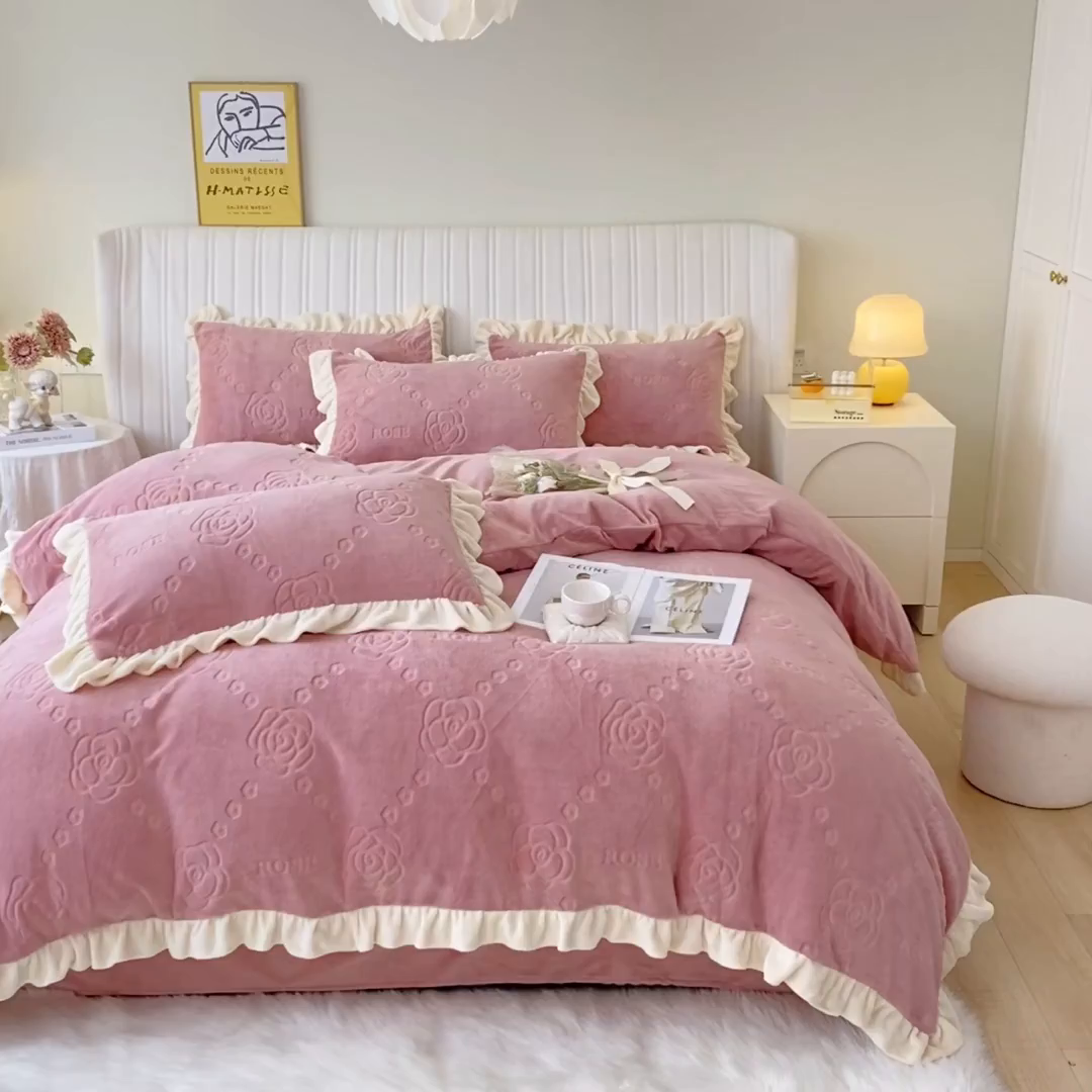 91家纺网 家纺一手货源 找家纺 艾佳 2025新款高克重超柔牛奶绒婴儿绒雕花烂花四件套-山茶花系列 山茶花-韩版豆藕粉