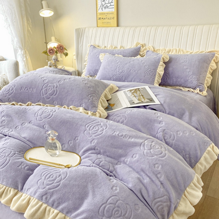 91家纺网 家纺一手货源 找家纺 艾佳 2025新款高克重超柔牛奶绒婴儿绒雕花烂花四件套-山茶花系列 山茶花-韩版熏衣紫