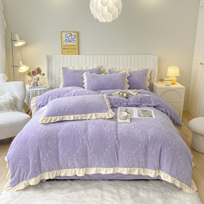 91家纺网 家纺一手货源 找家纺 艾佳 2025新款高克重超柔牛奶绒婴儿绒雕花烂花四件套-山茶花系列 山茶花-韩版熏衣紫