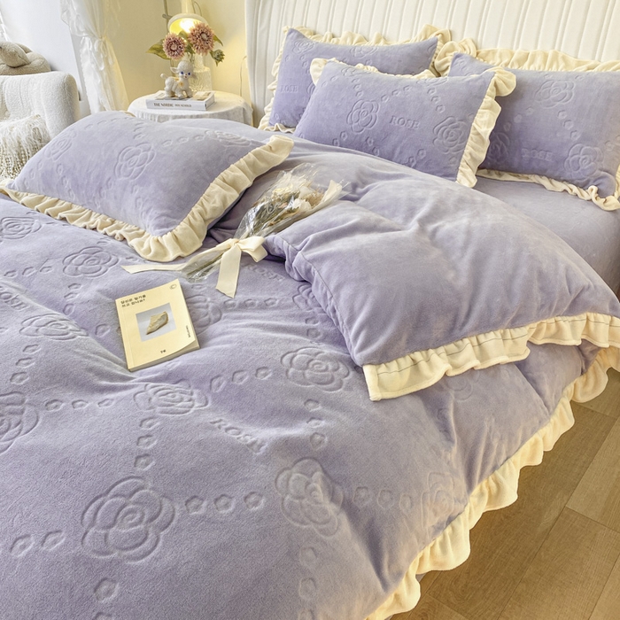 91家纺网 家纺一手货源 找家纺 艾佳 2025新款高克重超柔牛奶绒婴儿绒雕花烂花四件套-山茶花系列 山茶花-韩版熏衣紫