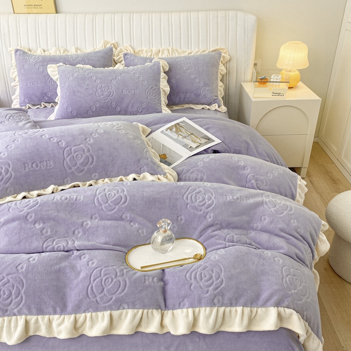 91家纺网 家纺一手货源 找家纺 艾佳 2025新款高克重超柔牛奶绒婴儿绒雕花烂花四件套-山茶花系列 山茶花-韩版熏衣紫