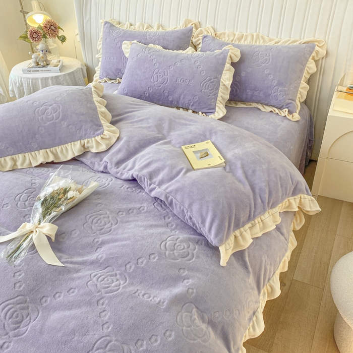 91家纺网 家纺一手货源 找家纺 艾佳 2025新款高克重超柔牛奶绒婴儿绒雕花烂花四件套-山茶花系列 山茶花-韩版熏衣紫