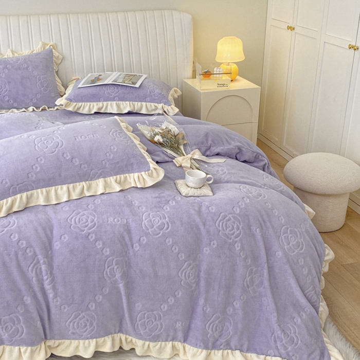 91家纺网 家纺一手货源 找家纺 艾佳 2025新款高克重超柔牛奶绒婴儿绒雕花烂花四件套-山茶花系列 山茶花-韩版熏衣紫