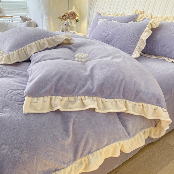 91家纺网 家纺一手货源 找家纺 艾佳 2025新款高克重超柔牛奶绒婴儿绒雕花烂花四件套-山茶花系列 山茶花-韩版熏衣紫