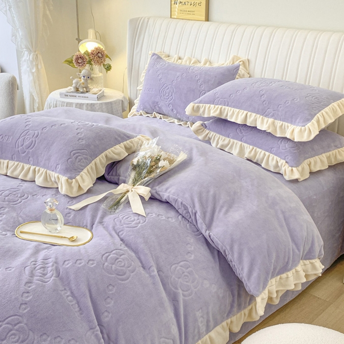 91家纺网 家纺一手货源 找家纺 艾佳 2025新款高克重超柔牛奶绒婴儿绒雕花烂花四件套-山茶花系列 山茶花-韩版熏衣紫