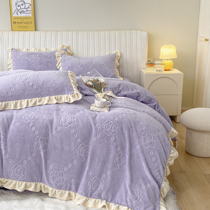 91家纺网 家纺一手货源 找家纺 艾佳 2025新款高克重超柔牛奶绒婴儿绒雕花烂花四件套-山茶花系列 山茶花-韩版熏衣紫