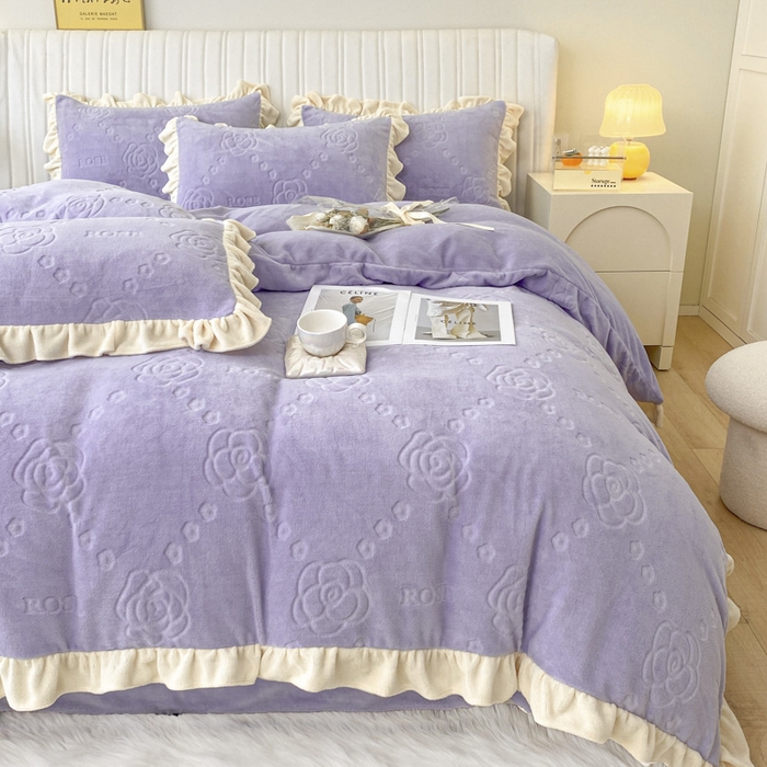 91家纺网 家纺一手货源 找家纺 艾佳 2025新款高克重超柔牛奶绒婴儿绒雕花烂花四件套-山茶花系列 山茶花-韩版熏衣紫