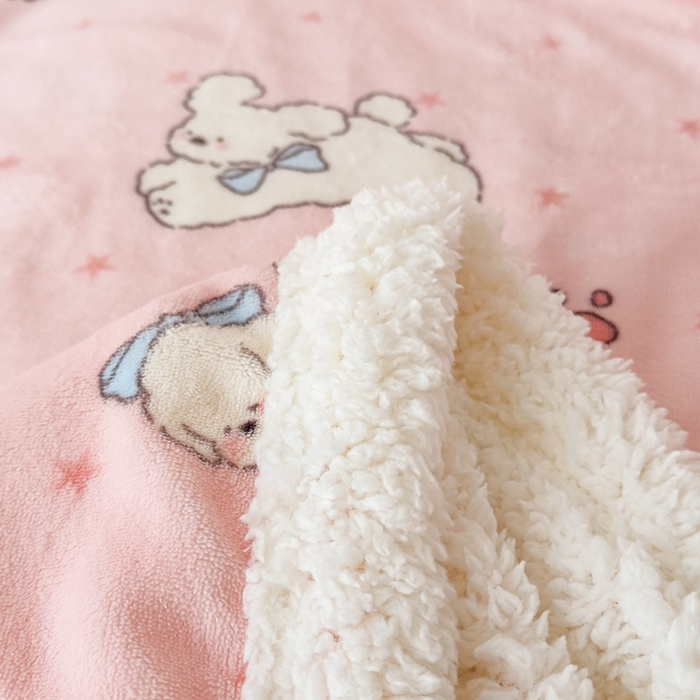 91家纺网 家纺一手货源 找家纺 花满路 2025新款小清新羊羔绒毛毯毯子 奶狗团团