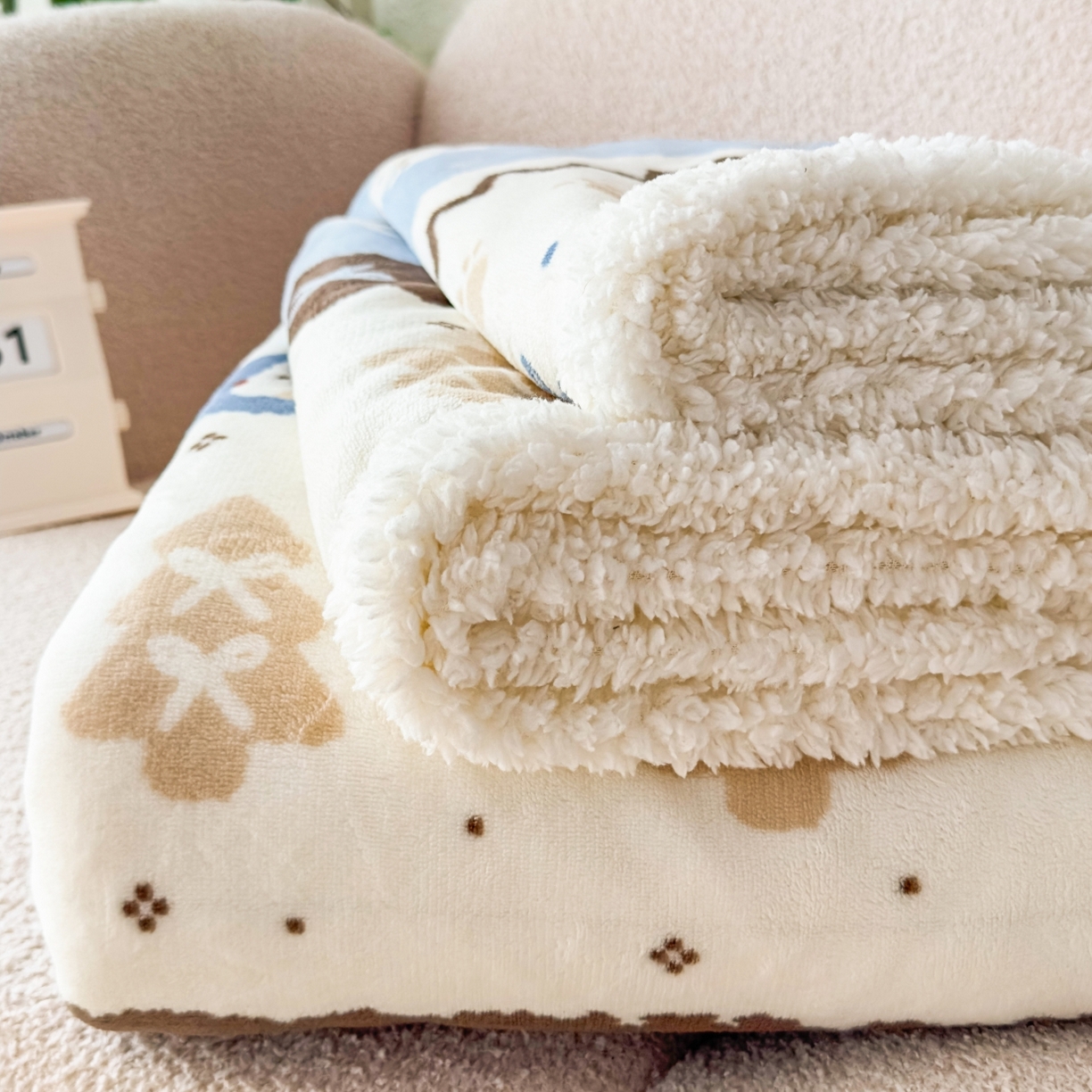 91家纺网 家纺一手货源 找家纺 花满路 2025新款小清新羊羔绒毛毯毯子 小汪星人