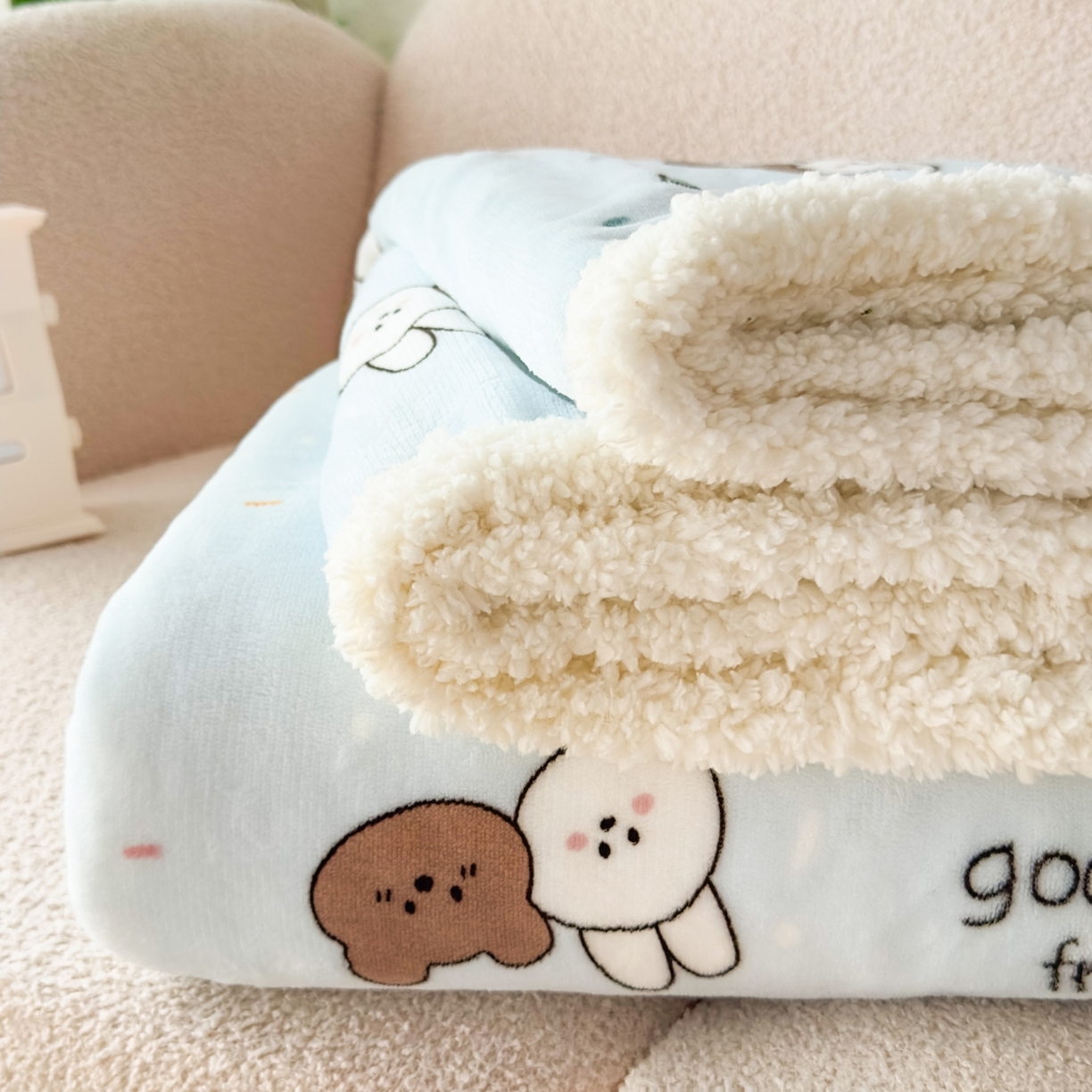 91家纺网 家纺一手货源 找家纺 花满路 2025新款小清新羊羔绒毛毯毯子 可可熊兔