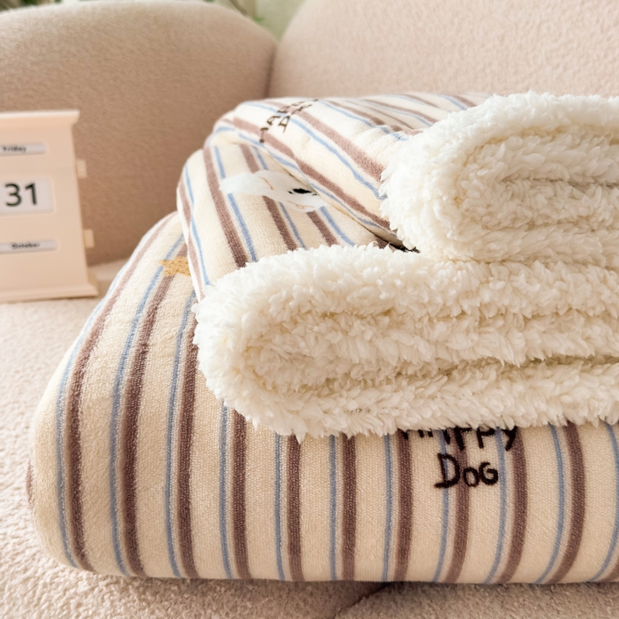 91家纺网 家纺一手货源 找家纺 花满路 2025新款小清新羊羔绒毛毯毯子 线条小狗