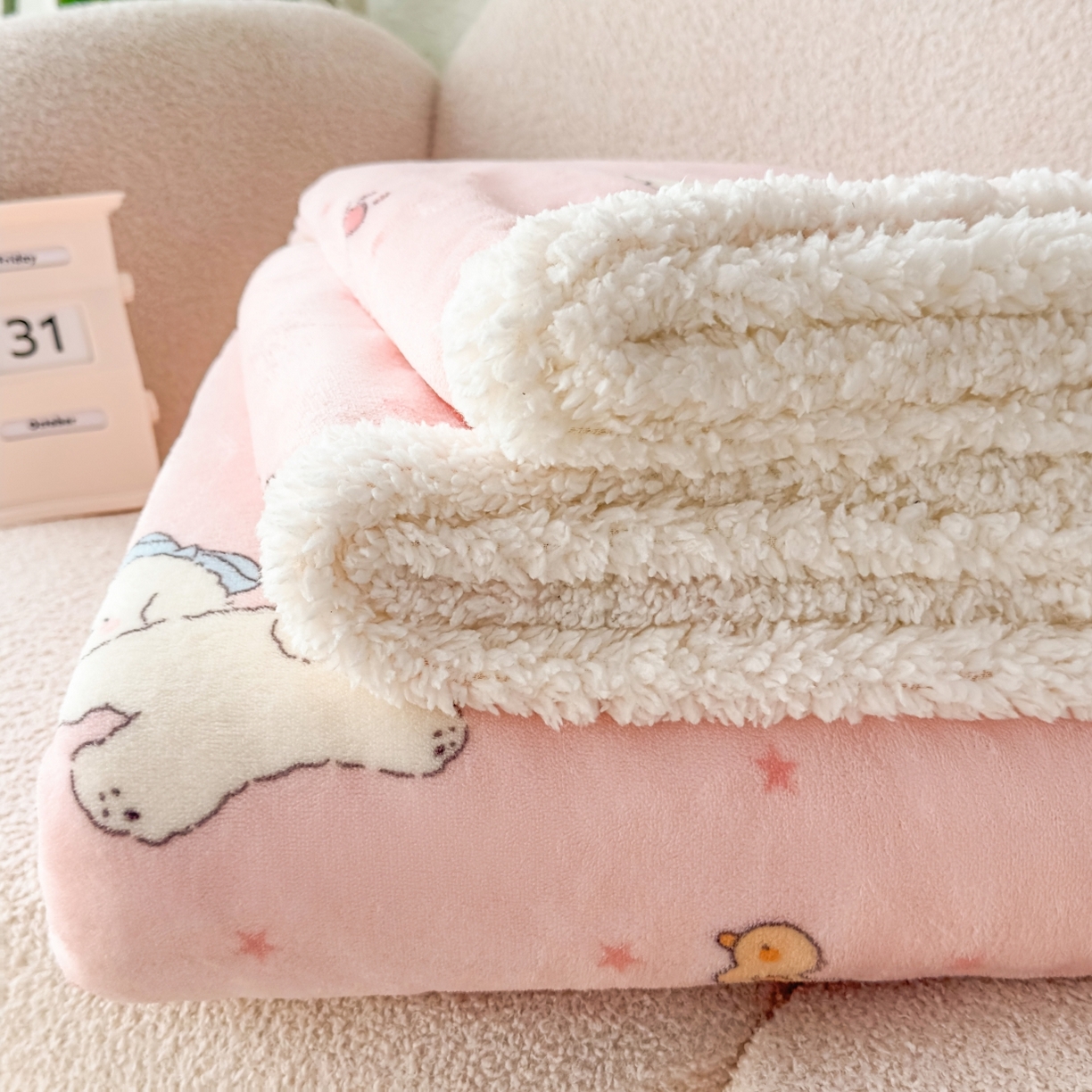 91家纺网 家纺一手货源 找家纺 花满路 2025新款小清新羊羔绒毛毯毯子 奶狗团团