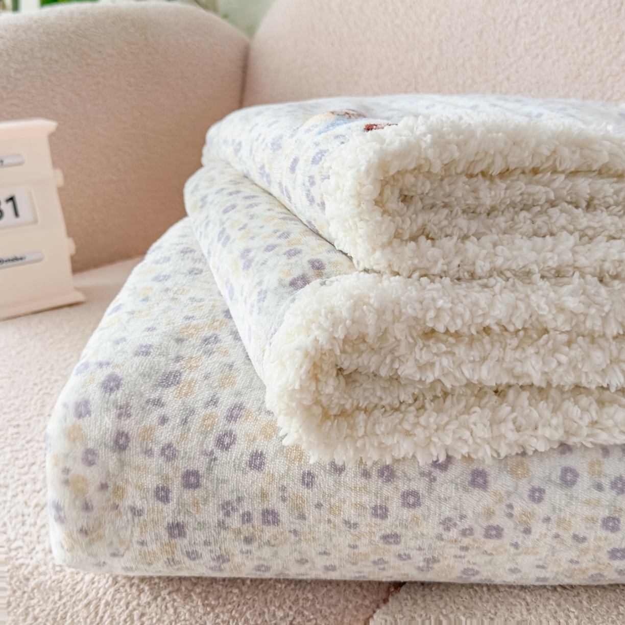 91家纺网 家纺一手货源 找家纺 花满路 2025新款小清新羊羔绒毛毯毯子 软糖妹妹