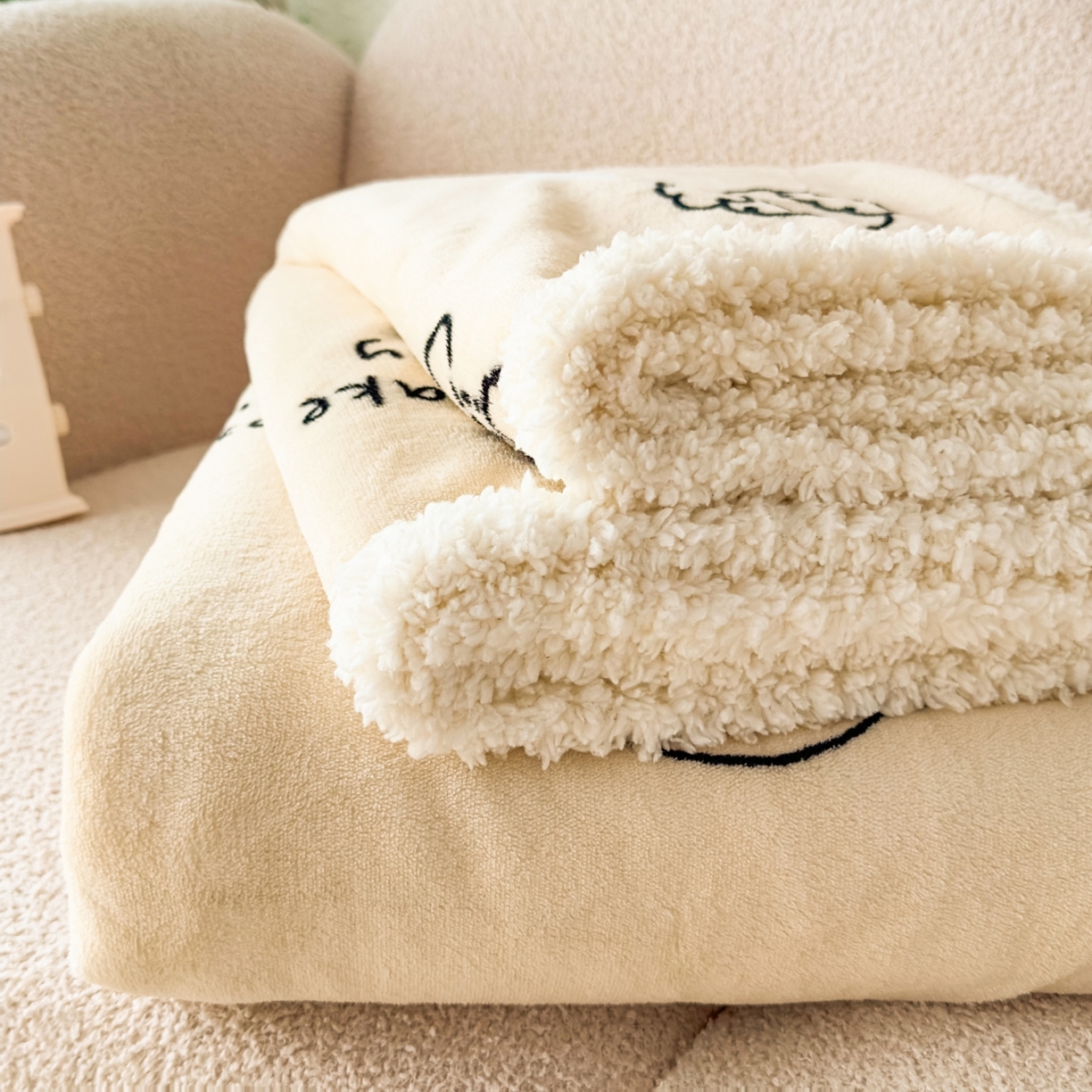 91家纺网 家纺一手货源 找家纺 花满路 2025新款小清新羊羔绒毛毯毯子 喵呜汪仔