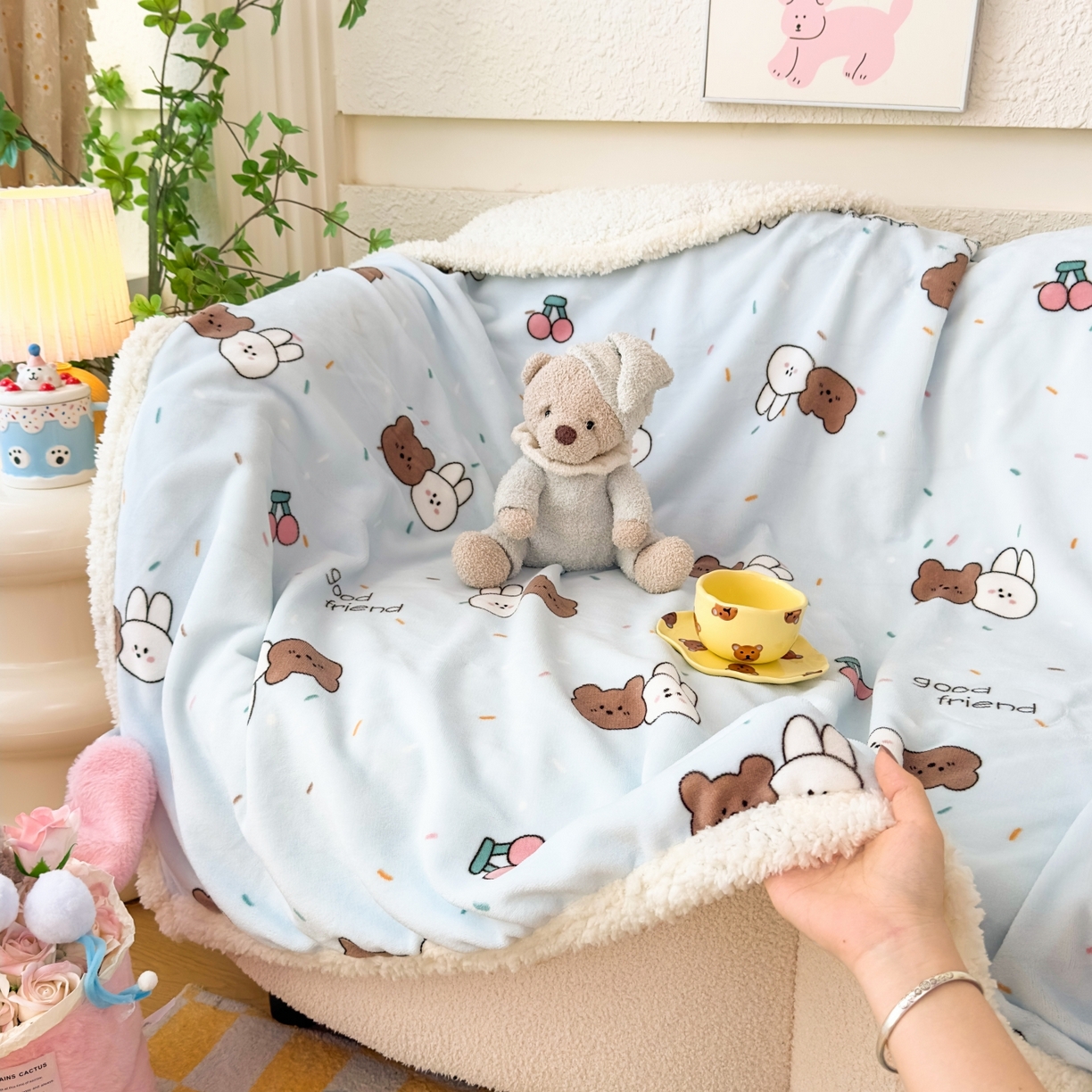 91家纺网 家纺一手货源 找家纺 花满路 2025新款小清新羊羔绒毛毯毯子 可可熊兔