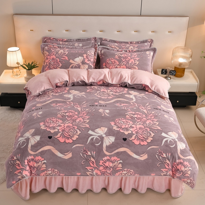 91家纺网 家纺一手货源 找家纺 雅芝蓝 2025新款8-9斤高克重印花牛奶绒四件套保暖绒套件直播爆款 粉黛花