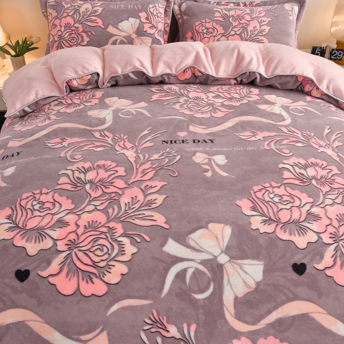 91家纺网 家纺一手货源 找家纺 雅芝蓝 2025新款8-9斤高克重印花牛奶绒四件套保暖绒套件直播爆款 粉黛花