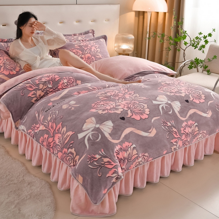 91家纺网 家纺一手货源 找家纺 雅芝蓝 2025新款8-9斤高克重印花牛奶绒四件套保暖绒套件直播爆款 粉黛花