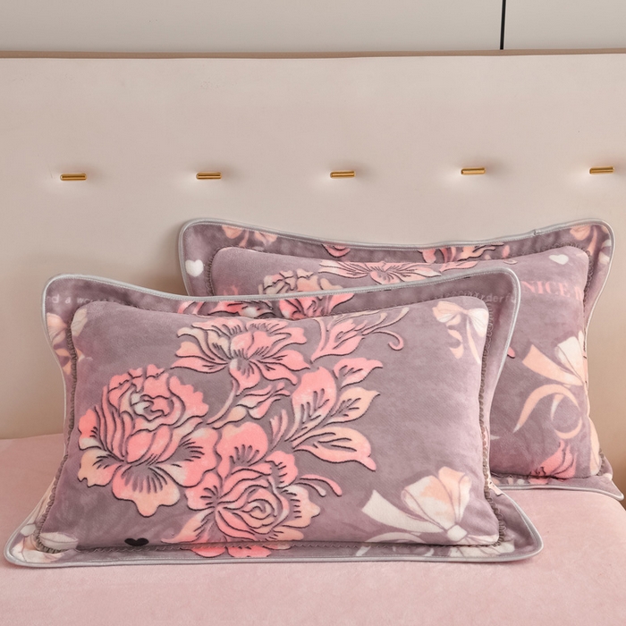 91家纺网 家纺一手货源 找家纺 雅芝蓝 2025新款8-9斤高克重印花牛奶绒四件套保暖绒套件直播爆款 粉黛花