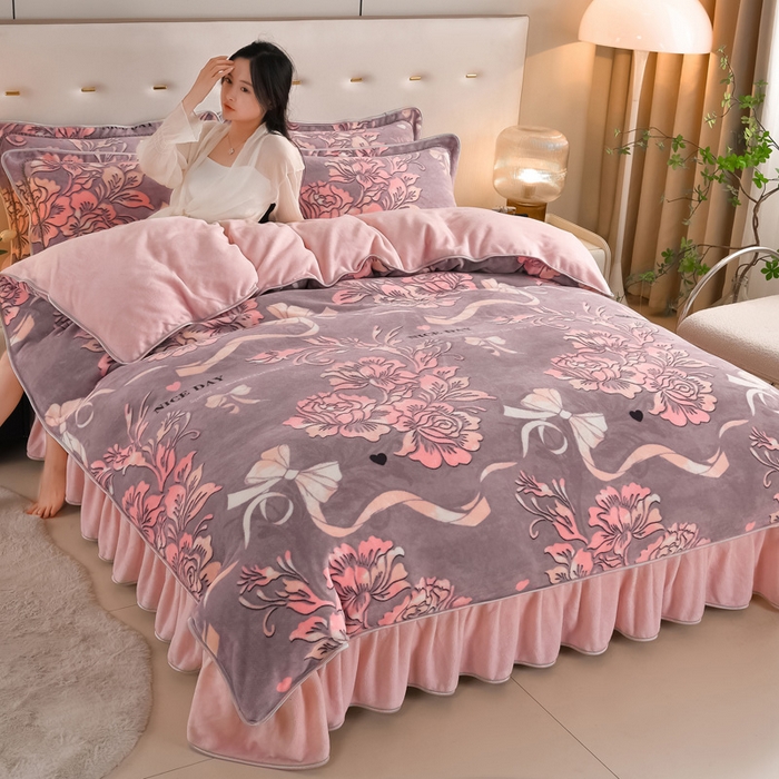 91家纺网 家纺一手货源 找家纺 雅芝蓝 2025新款8-9斤高克重印花牛奶绒四件套保暖绒套件直播爆款 粉黛花