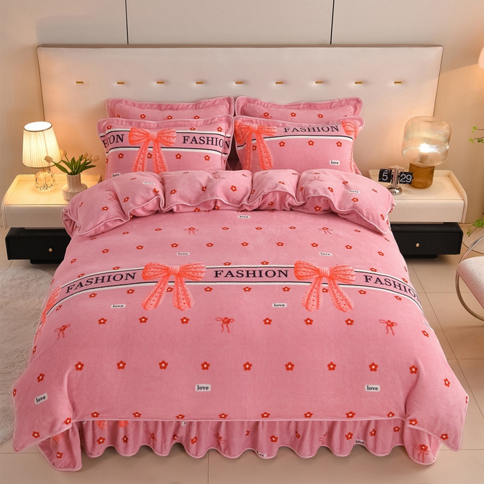 91家纺网 家纺一手货源 找家纺 雅芝蓝 2025新款8-9斤高克重印花牛奶绒四件套保暖绒套件直播爆款 粉蝶结花