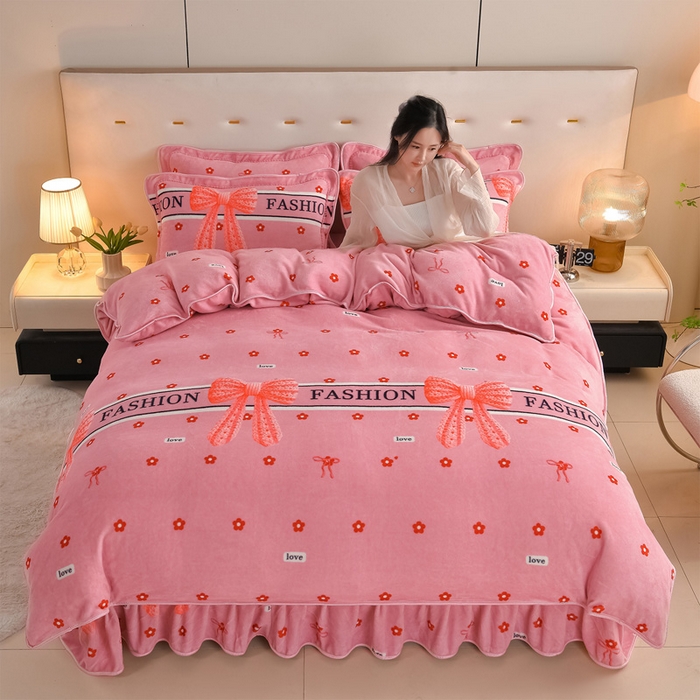 91家纺网 家纺一手货源 找家纺 雅芝蓝 2025新款8-9斤高克重印花牛奶绒四件套保暖绒套件直播爆款 粉蝶结花