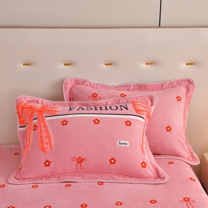 91家纺网 家纺一手货源 找家纺 雅芝蓝 2025新款8-9斤高克重印花牛奶绒四件套保暖绒套件直播爆款 粉蝶结花