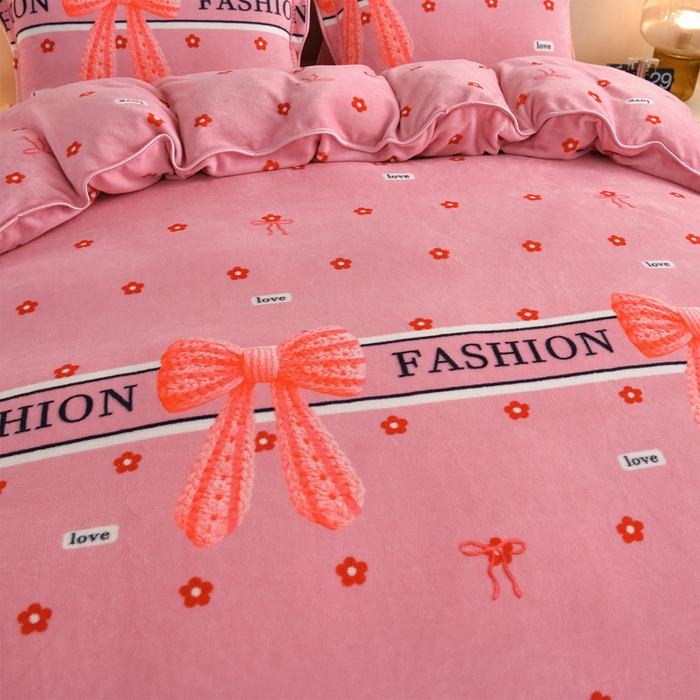 91家纺网 家纺一手货源 找家纺 雅芝蓝 2025新款8-9斤高克重印花牛奶绒四件套保暖绒套件直播爆款 粉蝶结花