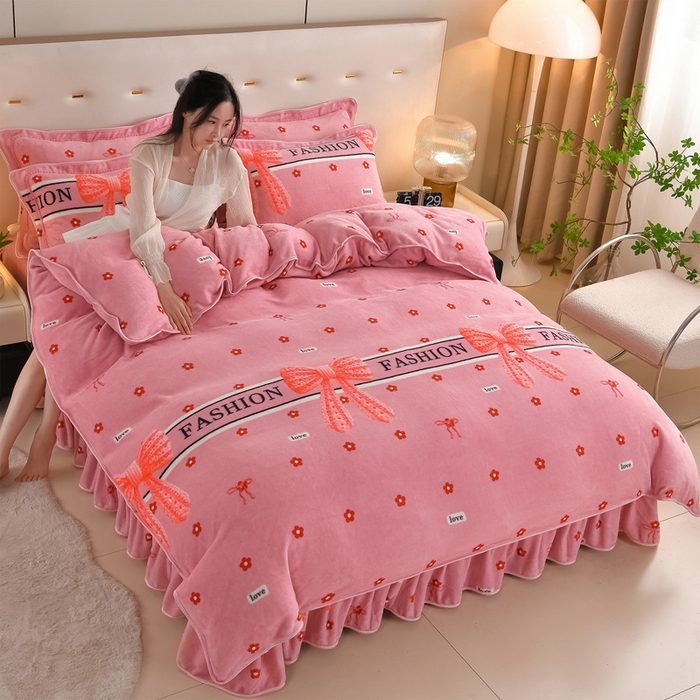 91家纺网 家纺一手货源 找家纺 雅芝蓝 2025新款8-9斤高克重印花牛奶绒四件套保暖绒套件直播爆款 粉蝶结花,粉蝶结花