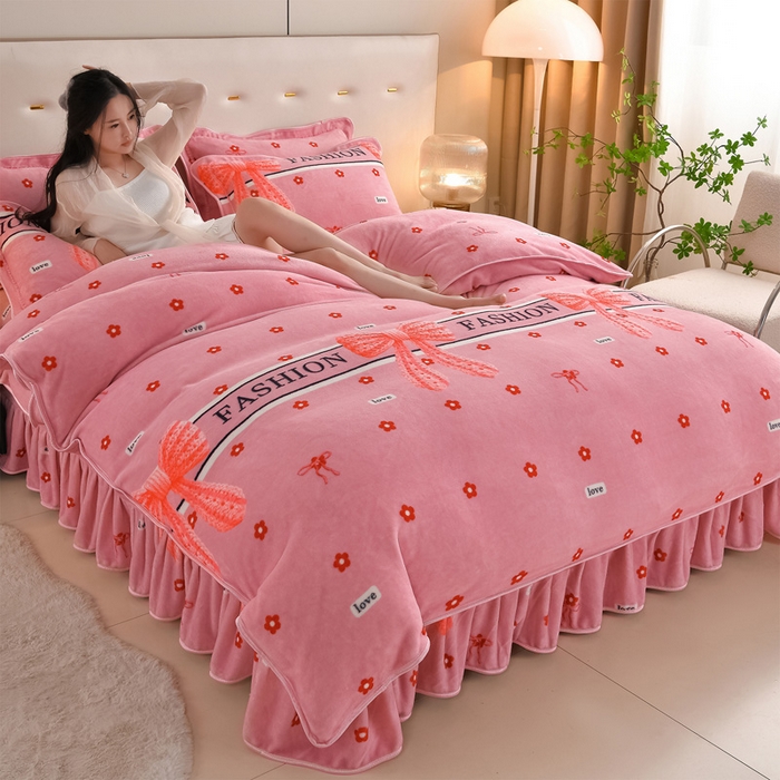 91家纺网 家纺一手货源 找家纺 雅芝蓝 2025新款8-9斤高克重印花牛奶绒四件套保暖绒套件直播爆款 粉蝶结花